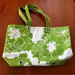 NWOT GREEN AND WHITE FLORAL CANVAS TOTE BAG